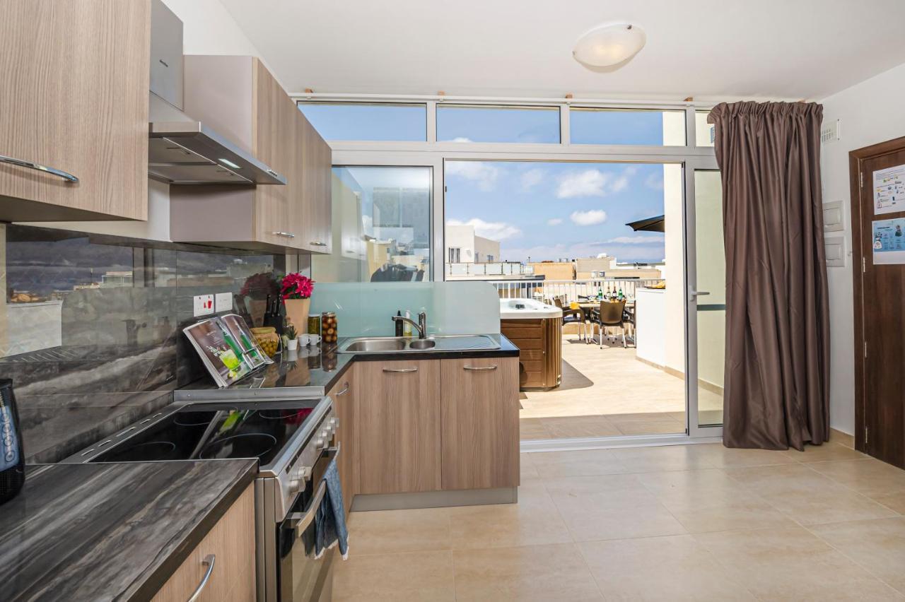 Summer Breeze Penthouse With Private Hot Tub & Terrace With Panoramic Views, By Getawaysmalta Mellieħa Exterior foto