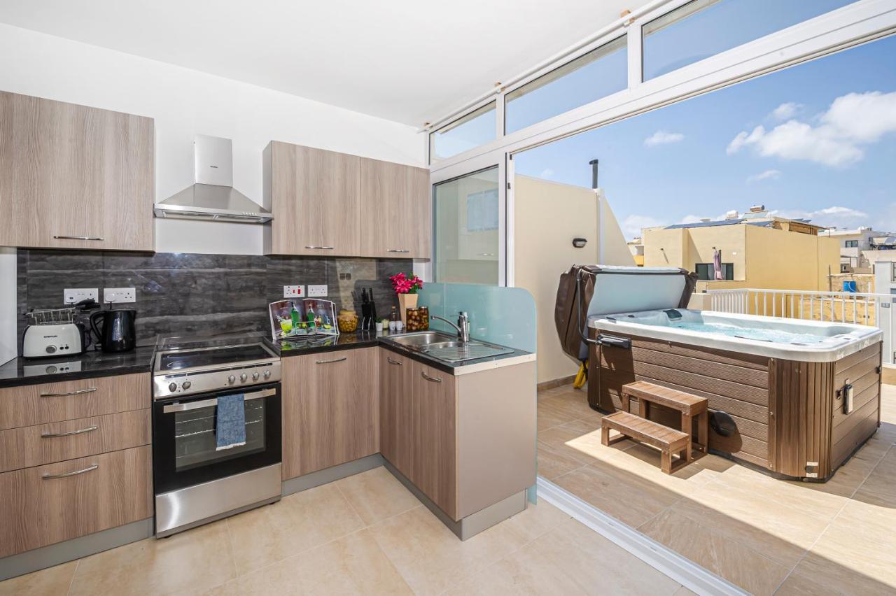 Summer Breeze Penthouse With Private Hot Tub & Terrace With Panoramic Views, By Getawaysmalta Mellieħa Exterior foto